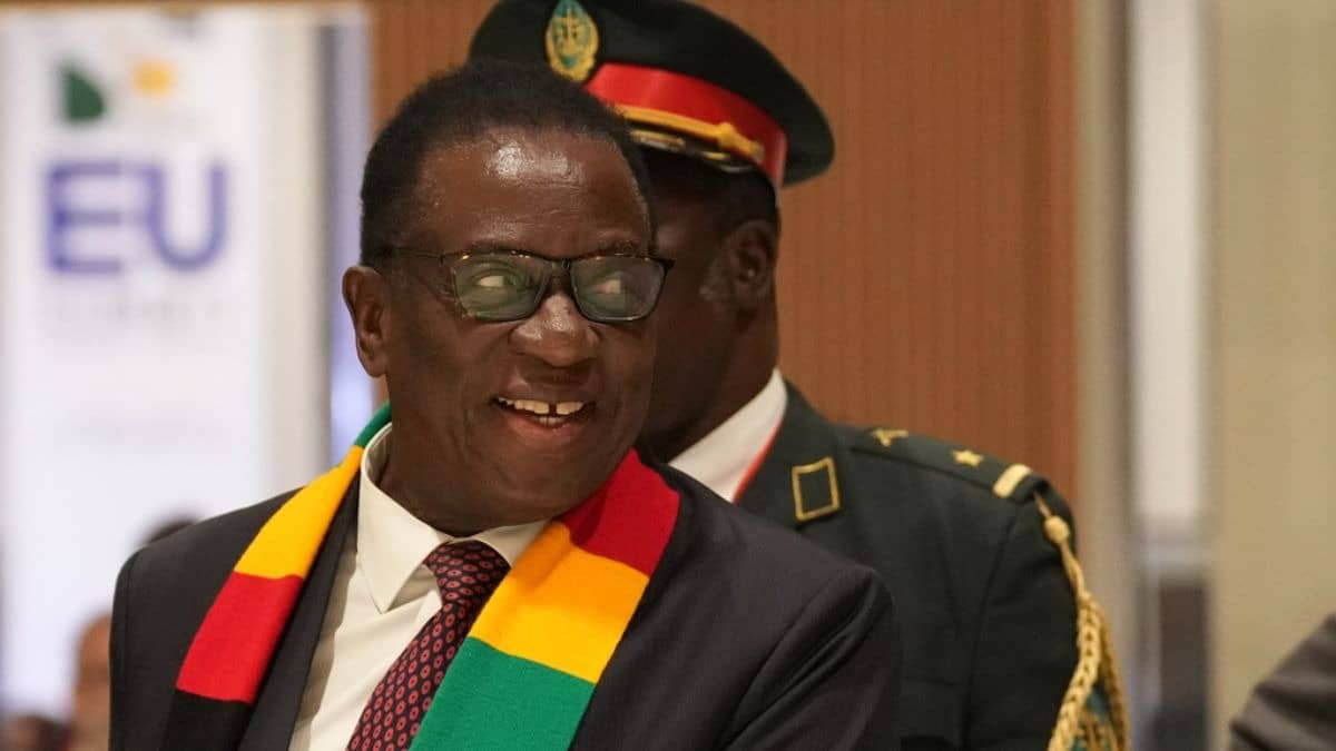 Zimbabwe detains top opponent of changes extending president's rule