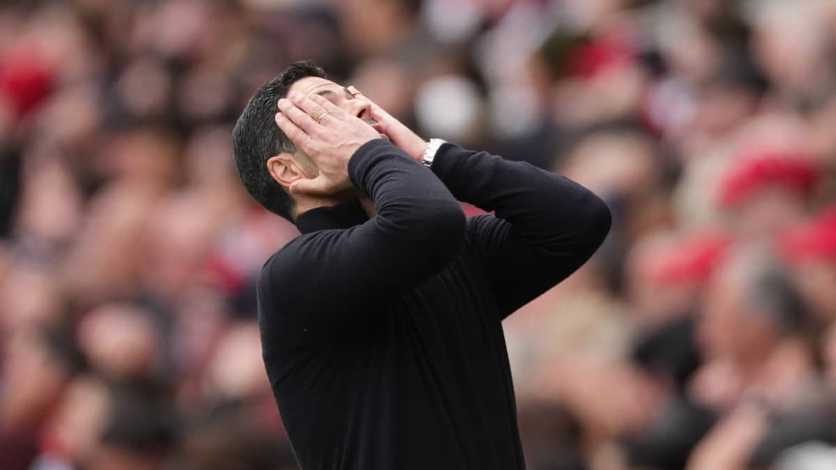 Arsenal manager Mikel Arteta reacts during a game
