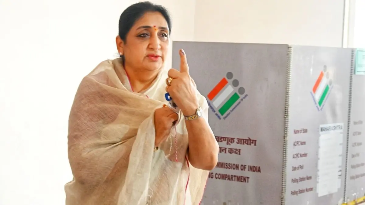 'पहली बार ये चुनाव दादा के बिना...', बारामती उपचुनाव के लिए वोट डालने पहुंची सुनेत्रा पवार हुईं भावुक, जनता से अजित पवार के लिए की ये अपील Baramati Assembly Bye-polls: Deputy Cm Sunetra Pawar Casts Her Vote in Baramati; Terms Vote as Tribute to 'dada'