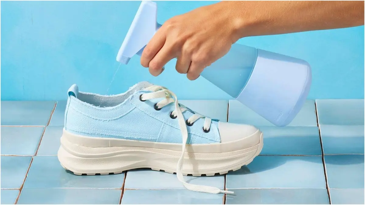 Foul Smell Emanating From Shoes? Simple And Effective Ways To Remove Odour Cleaning shoes with Baking Soda and Vinegar can help remove odour