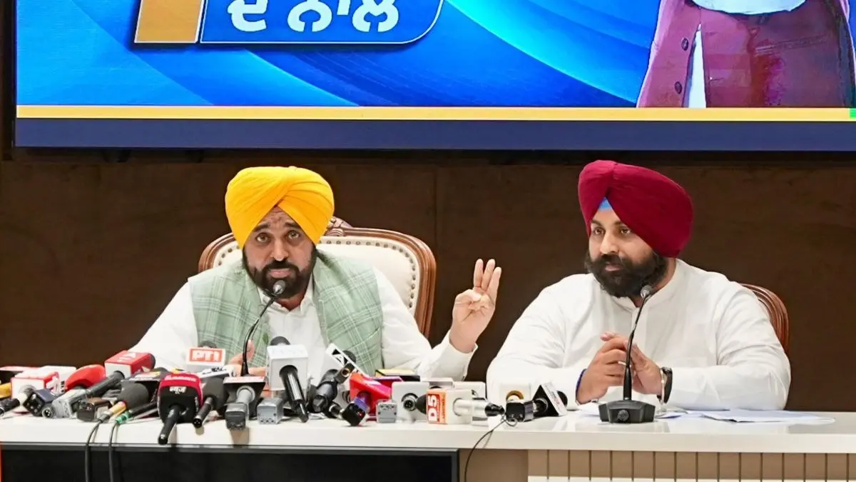 ‘आप’ सरकार के दौरान शिक्षा क्षेत्र में पंजाब के स्कूलों ने बाजी मारी, राष्ट्रीय सर्वेक्षण में केरल को पछाड़कर अग्रणी बना पंजाब- मुख्यमंत्री भगवंत सिंह मान CM Bhagwant Mann presenting a detailed four-year report card on Shiksha Kranti