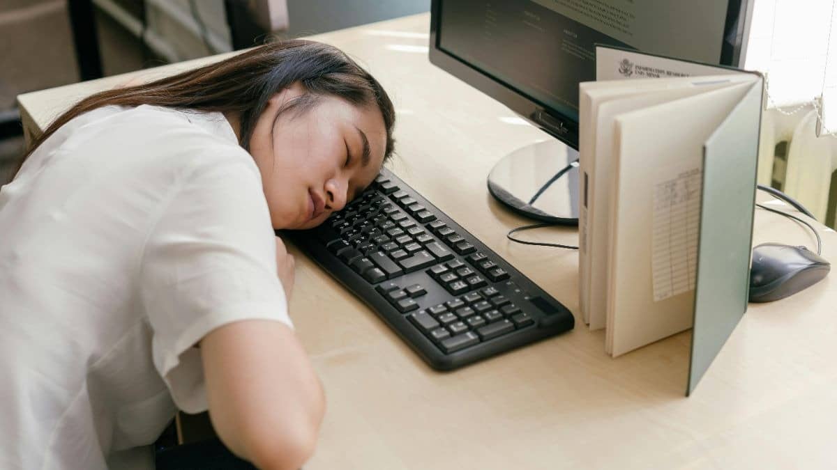 Crying on Camera, 5-Hour Nap, Boss’s Chocolate. Woman’s ‘You Get What You Pay For’ Protest at Office Goes Viral