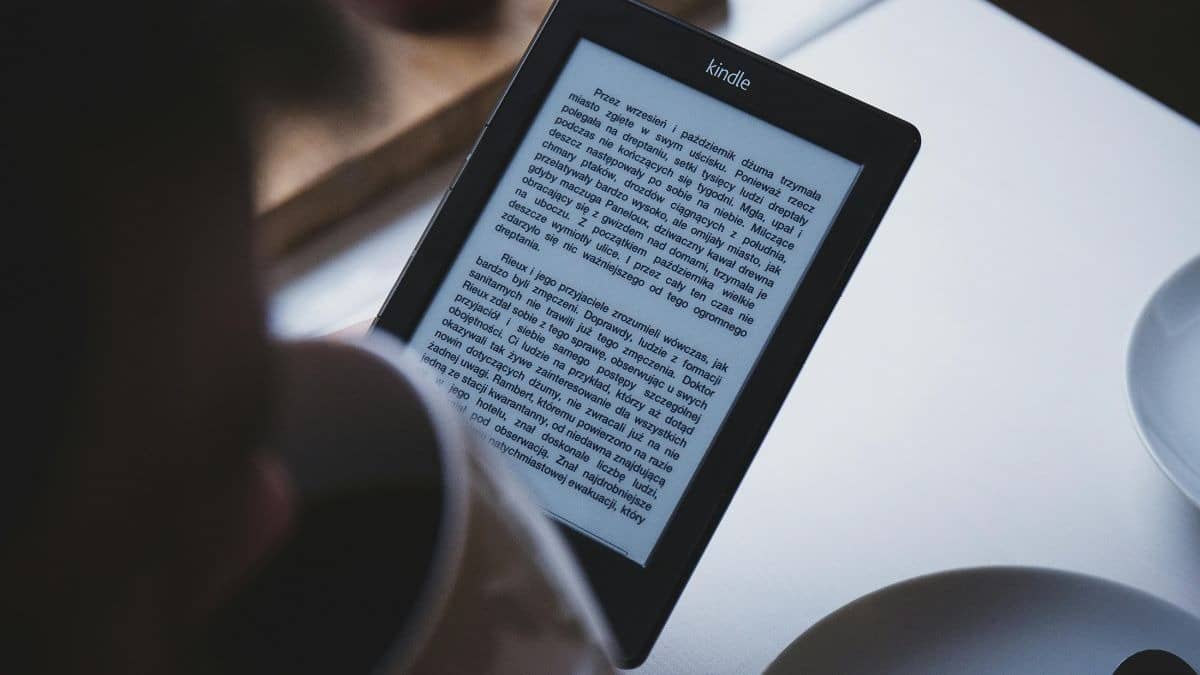 Dear E-Book Lovers, Amazon Is Killing Pre-2012 Kindles - Don’t Reset Your Device or Lose It Forever