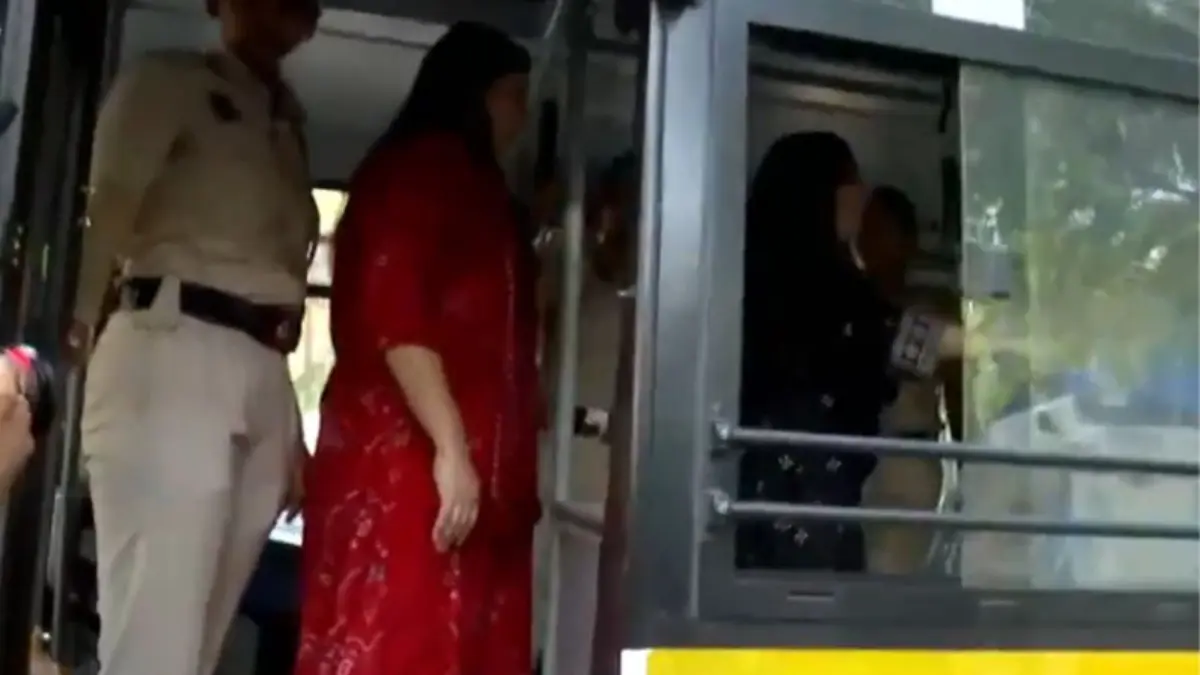 Delhi Police Detain BJP MPs, Deploy Water Cannon To Disperse Women Workers Protesting Against Opposition Delhi Police detain BJP MPs, deploy water cannon to disperse women workers protesting against Opposition