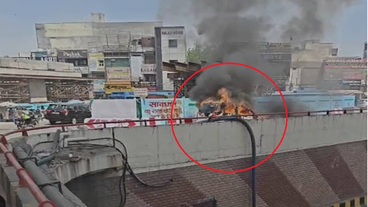 Delhi Traffic Officer Risks Life To Pull Family From Burning CNG Cab At Azadpur Chowk, Quick Action Averts Major Disaster