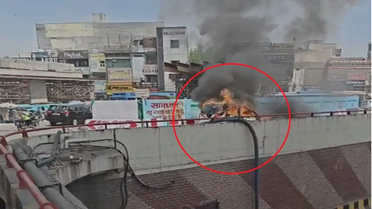 Delhi Traffic Officer Risks Life To Pull Family From Burning CNG Cab At Azadpur Chowk, Quick Action Averts Major Disaster Delhi Traffic Officer Risks Life To Pull Family From Burning CNG Cab At Azadpur Chowk, Quick Action Averts Major Disaster