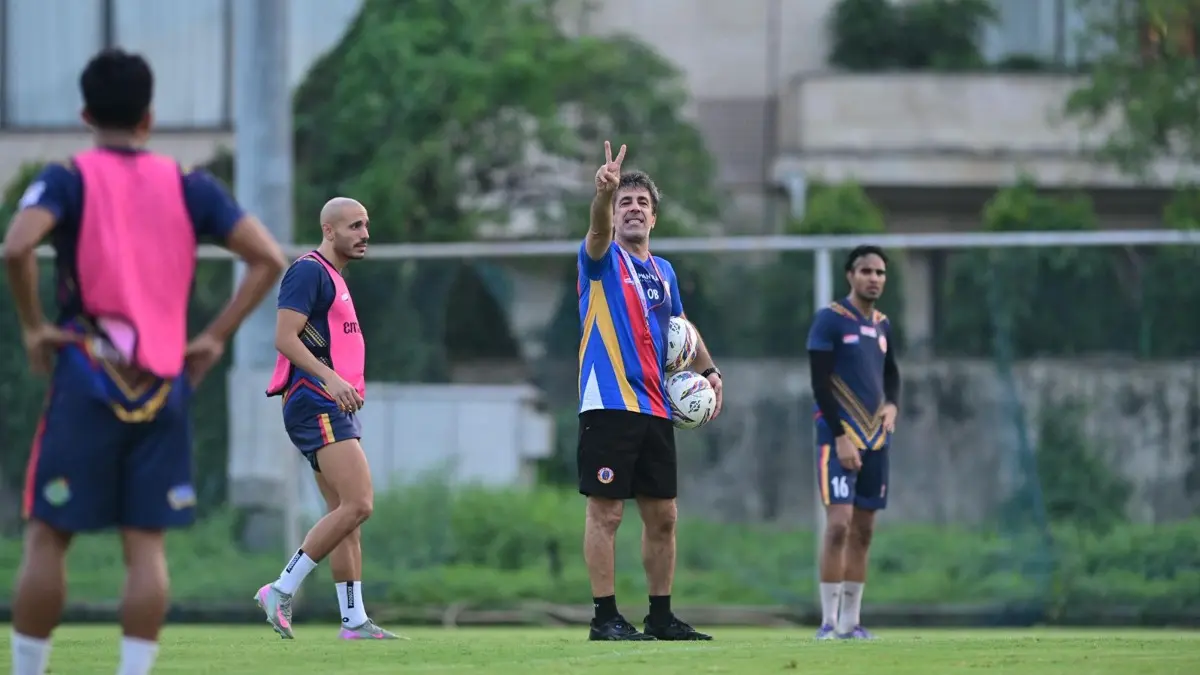 East Bengal vs Bengaluru FC Live Streaming: When And Where To Watch ISL 2025-26 Match In India? East Bengal coach Oscar Bruzon reacts during a practice session