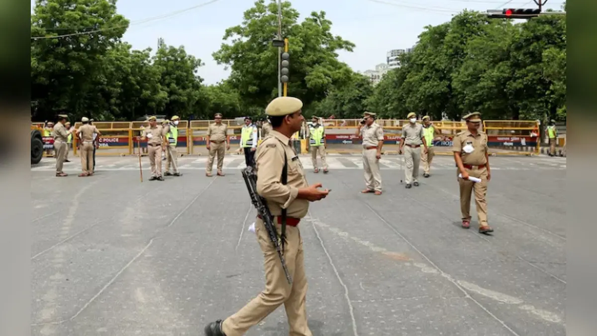 Fake Call Centre Defrauding Foreigners Busted in Noida, 16 Arrested Fake Call Centre Defrauding Foreigners Busted in Noida, 16 Arrested