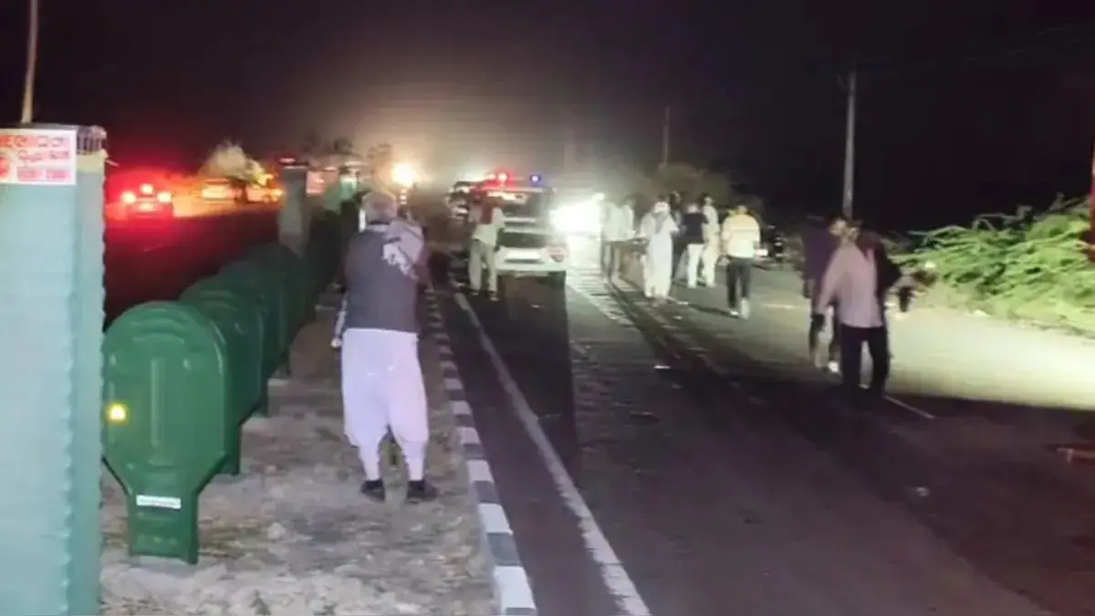 7 Dead, Several Injured After Speeding Truck Rams Over Roadside Pilgrims in Gujarat's Surendranagar Gujarat Tragedy: Speeding Truck Runs Over, 7 Lives, Leaves Several Injured in Surendranagar