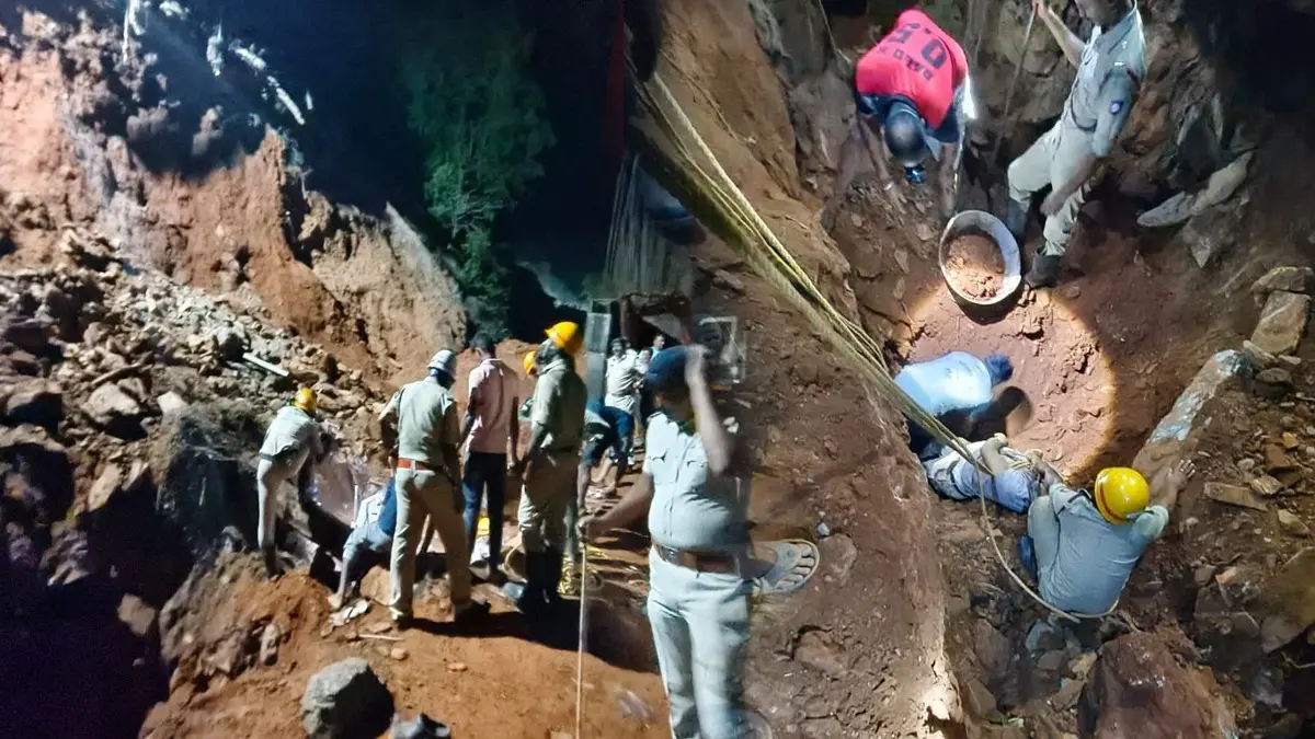 Hulikal Ghat Landslide: Three Dead, Three Seriously Injured During Road Work in Karnataka's Shivamogga Hulikal Ghat Landslide: Three Dead, Three Seriously Injured During Road Work in Karnataka's Shivamogga