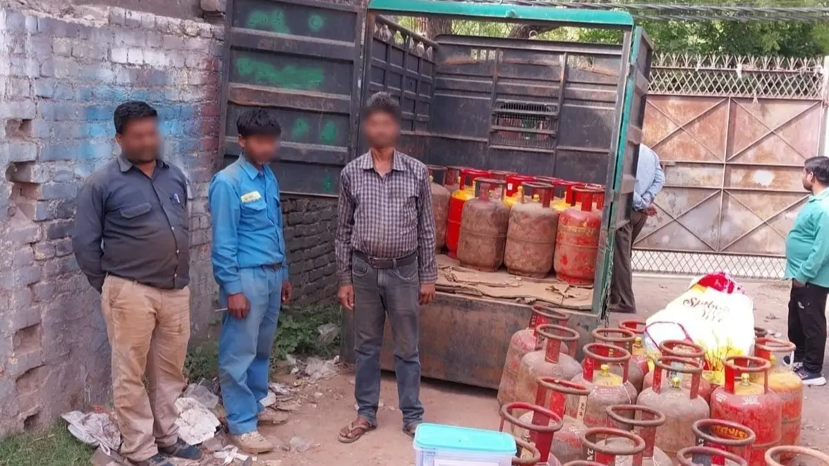 Illegal LPG Racket Busted In Delhi; 3 Arrested, 45 Bharat Gas Cylinders Recovered Illegal LPG Racket Busted In Delhi; 3 Arrested 45 Bharat Gas Cylinders Recovered