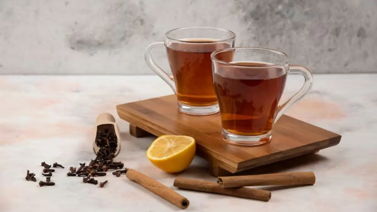 Jaggery Sharbat Recipe: लू और थकान को कहें बाय-बाय, केवल 5 मिनट में तैयार करें यह हेल्दी देसी एनर्जी ड्रिंक Jaggery Sharbat Recipe