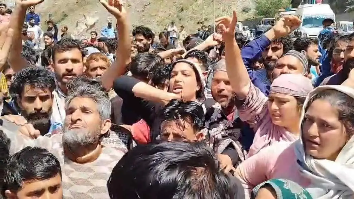 Jammu–Srinagar Highway Restored After Ramban Protest Over Missing Youth Jammu–Srinagar Highway Restored After Ramban Protest Over Missing Youth