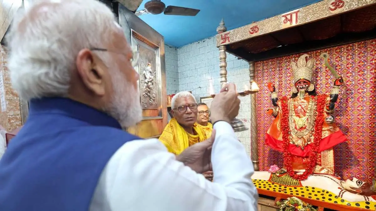 PM Modi Offers Prayers At Kolkata Kalibari Known For Non-Veg Prasad Amid Bengal Fish Ban Row | Pics Inside PM Modi Offers Prayers At Kolkata Kalibari Known For Non-Veg Prasad Amid Bengal Fish Ban Row | Pics Inside
