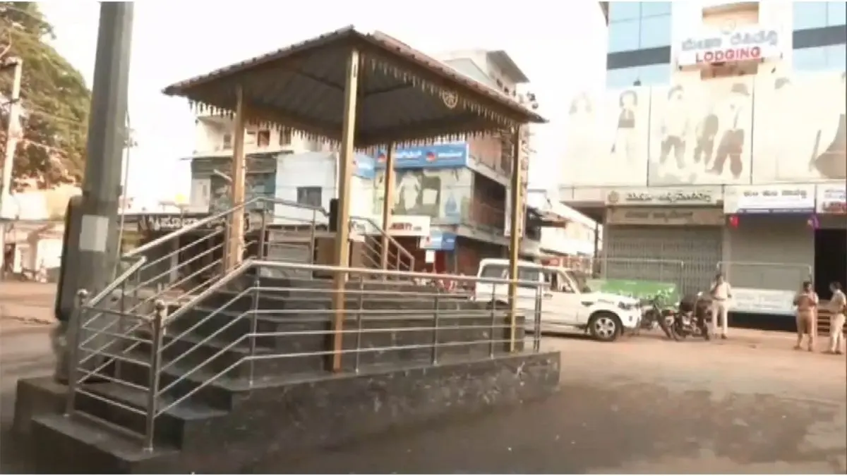 Karnataka: Miscreants Vandalise Mahatma Gandhi's Statue in Haveri; Police Probe Initiated Karnataka: Miscreants Vandalise Mahatma Gandhi's Statue in Haveri; Police Probe Initiated