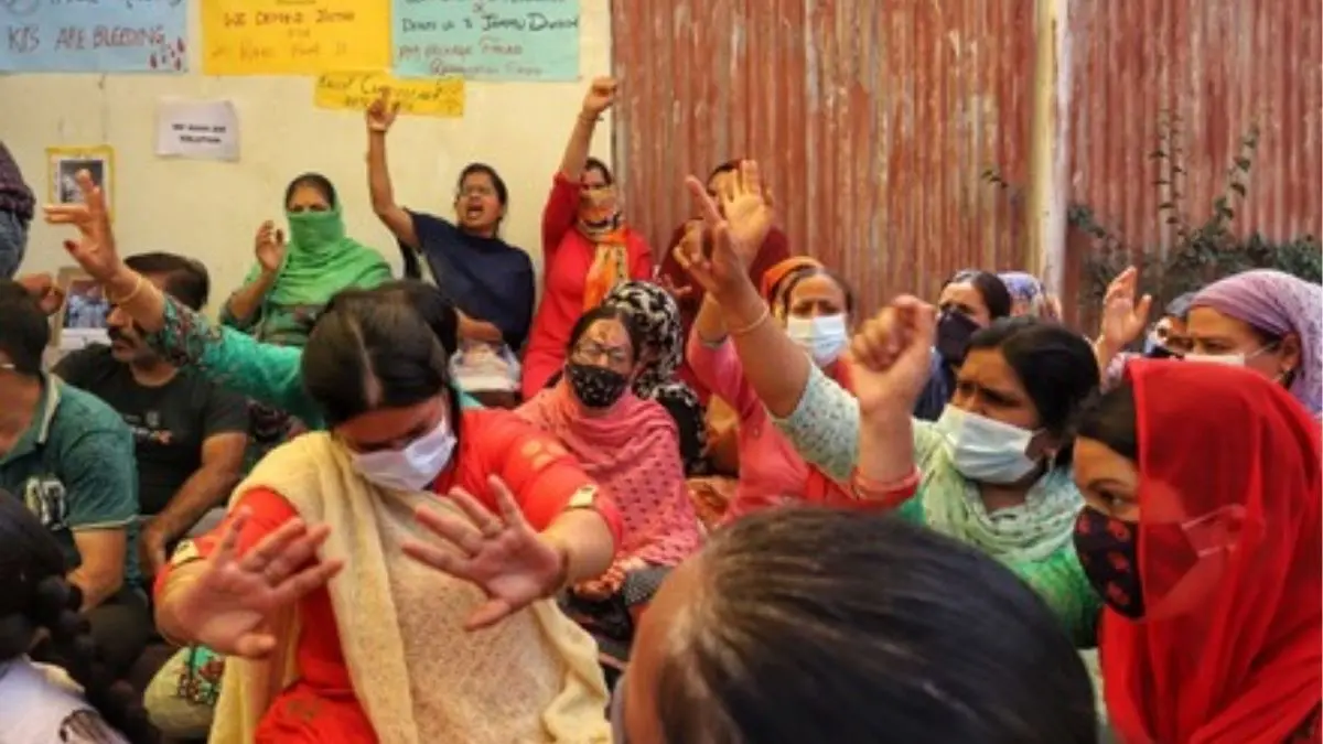 Kashmiri Pandits Protest in Jammu, Demand Doubling of Monthly Relief Kashmiri Pandits Protest in Jammu, Demand Doubling of Monthly Relief