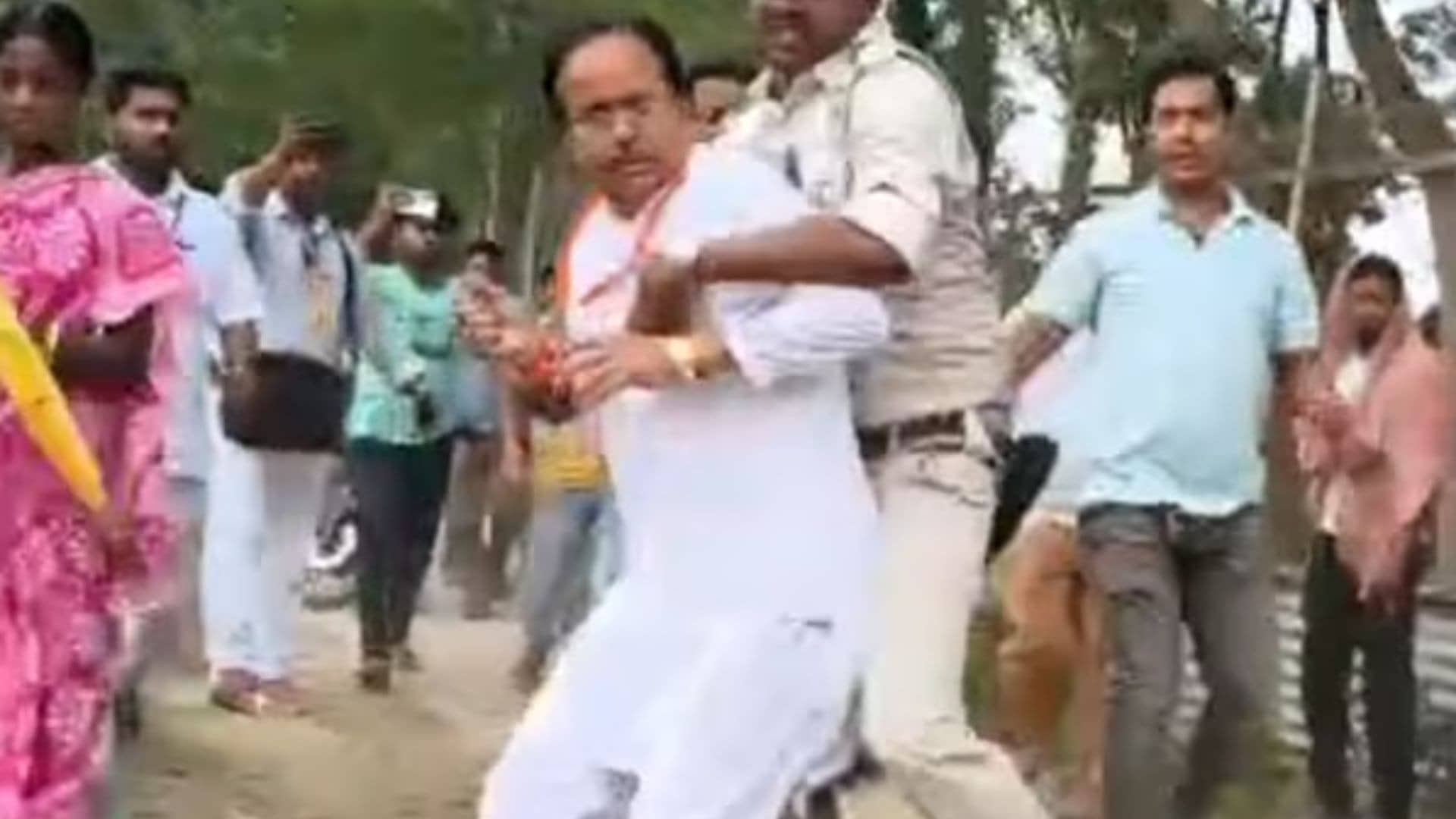 West Bengal Election Violence: BJP Candidate Suvendu Sarkar Thrashed in Kumarganj; Chaos Erupts Across State