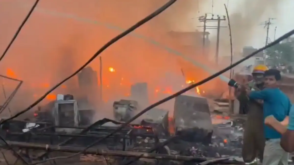 Massive Fire Breaks Out In Lucknow Slum Area | Video lucknow fire