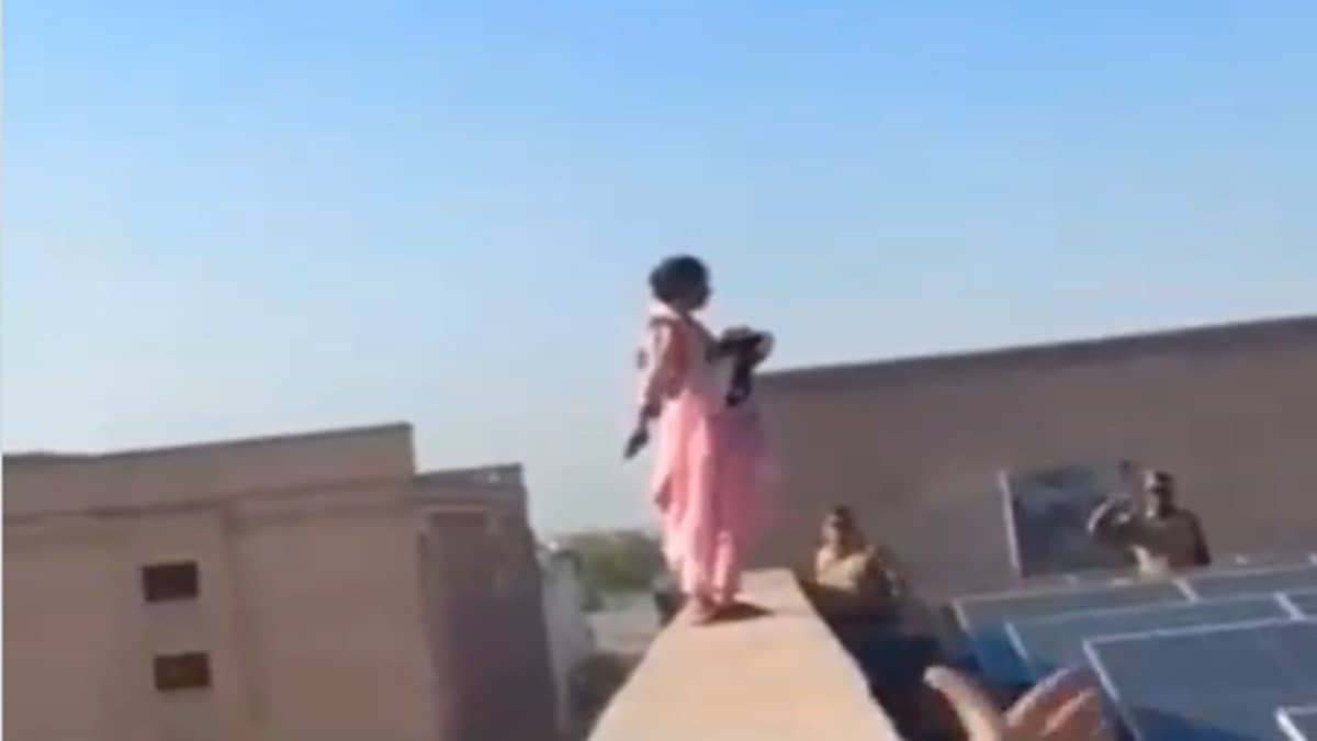 Lucknow High Court Drama: Distraught Woman Climbs Roof With Child; Police Thwart Suicide Attempt