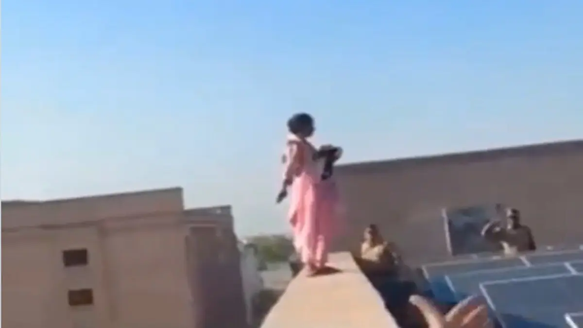 Lucknow High Court Drama: Distraught Woman Climbs Roof With Child; Police Thwart Suicide Attempt After Hour-Long Standoff | VIDEO Lucknow High Court Drama: Distraught Woman Climbs Roof With Child; Police Thwart Suicide Attempt
