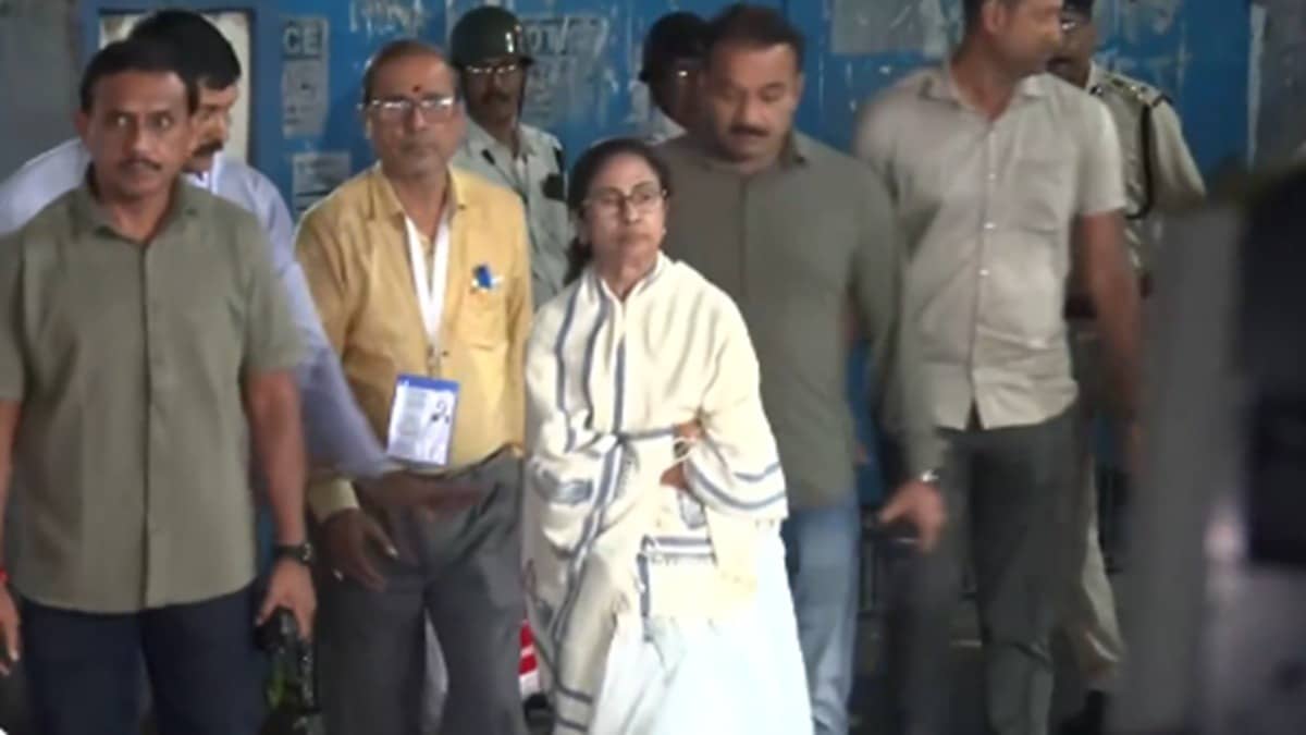 Mamata Makes Late-Night Bhabanipur Strong Room Inspection, Vows To Fight ‘Life And Death’ Against EVM Tampering