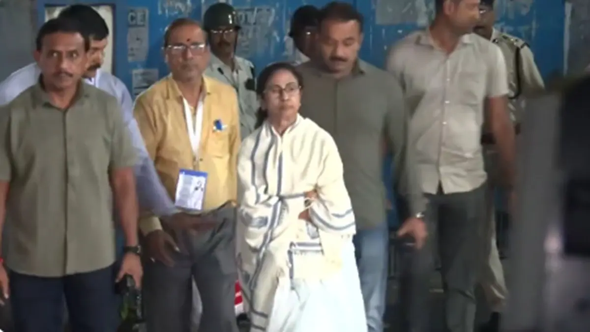 Mamata Makes Late-Night Bhabanipur Strong Room Inspection, Vows To Fight ‘Life And Death’ Against EVM Tampering Mamata Makes Late-Night Bhabanipur Strong Room Inspection, Vows To Fight ‘Life And Death’ Against EVM Tampering