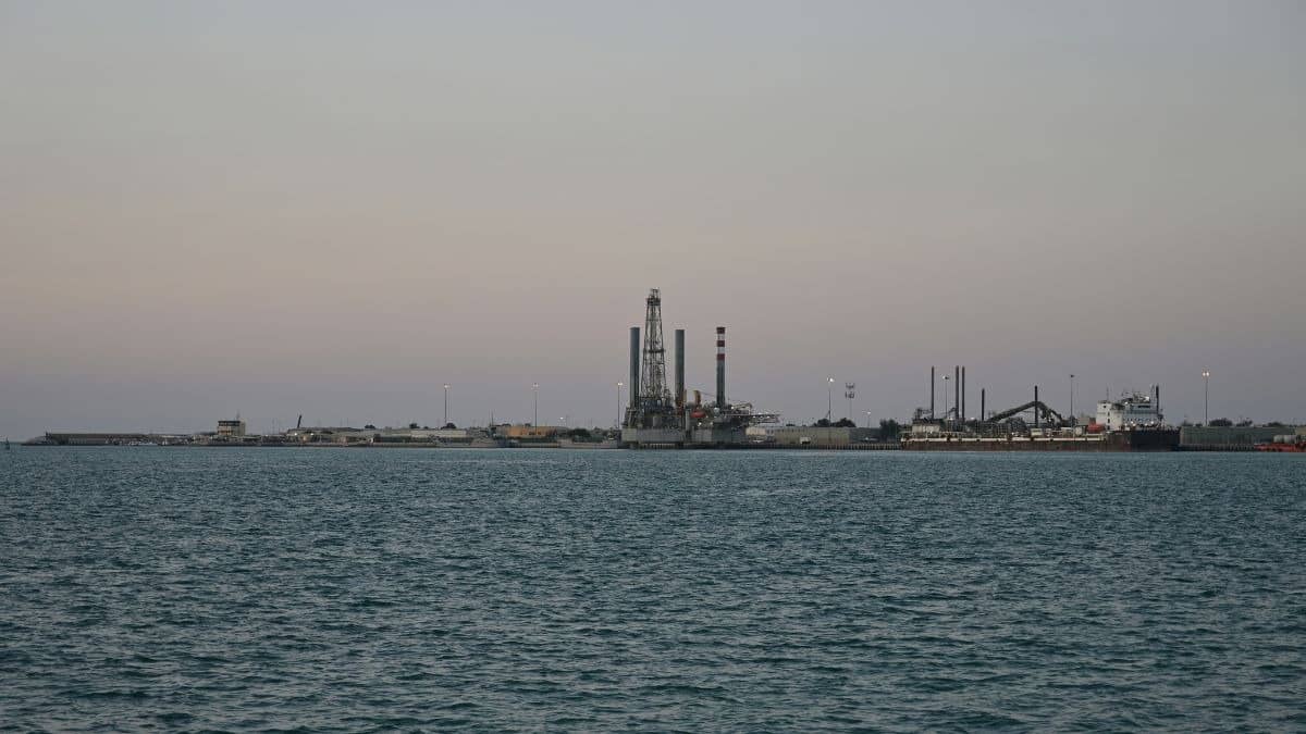 Map of UAE's Fujairah pipeline bypassing the Strait of Hormuz for oil exports to India and Asia.