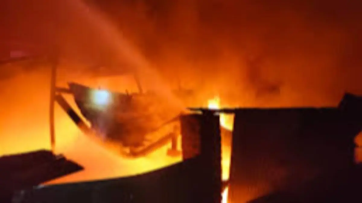 Massive Fire Erupts in Jammu’s Transport Area; Multiple Oil Tankers Gutted; Rescue Operation Underway Massive Fire Erupts in Jammu’s Transport Area; Multiple Oil Tankers Gutted; Rescue Operation Underway