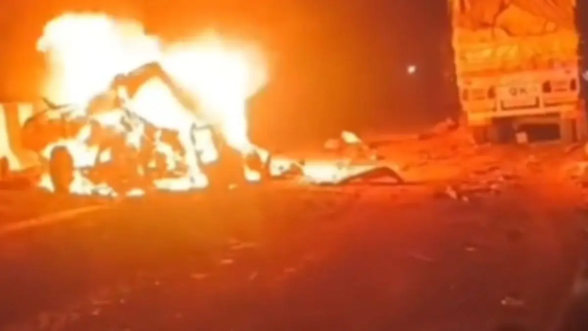 Mirzapur Accident: मिर्जापुर में भीषण सड़क हादसा, ट्रक की टक्कर से बोलेरो में लगी आग, 6 लोग जिंदा जले Mirzapur Accident