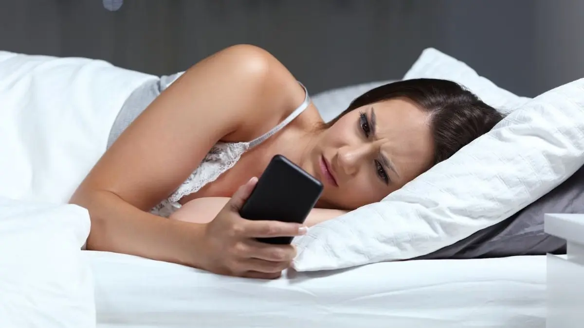 तकिए के पास मोबाइल रखकर सोना है 'साइलेंट किलर', आज ही जान लें ये गंभीर नुकसान Mobile Radiation Side Effects