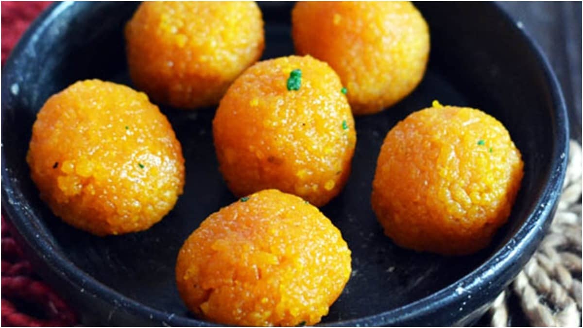 Motichoor Ke Laddoo is offered to Lord Hanuman