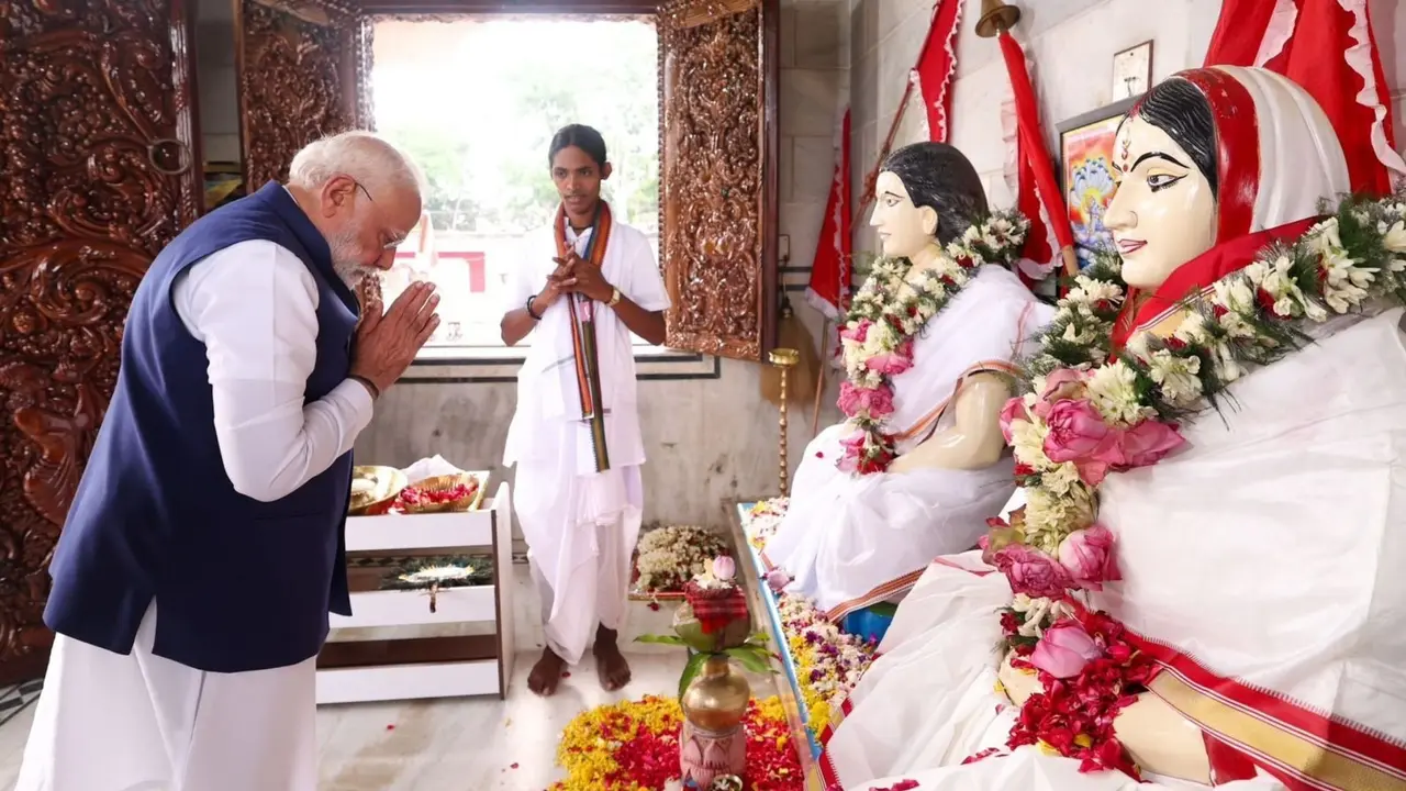 PM मोदी ने उस मंदिर में टेका माथा, जहां से खाली हाथ नहीं जाता कोई; बड़े सियासी बदलाव की सुगबुगाहट शुरू PM Modi