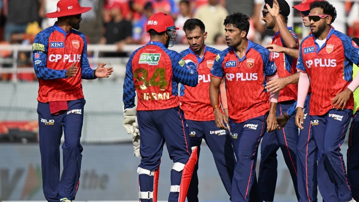 Punjab Kings players wearing black armbands