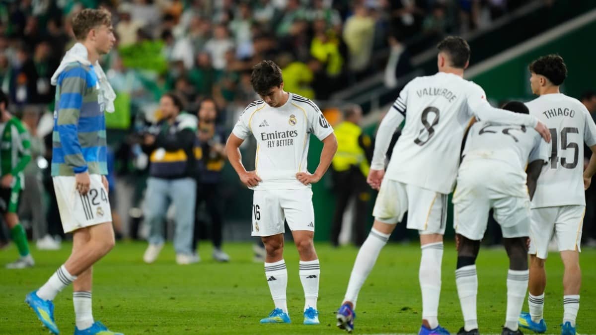 Real Madrid players stand dejected after 1-1 draw to Real Betis