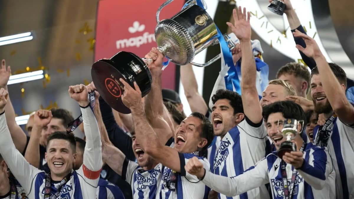 Real Sociedad lift Copa Del Rey title