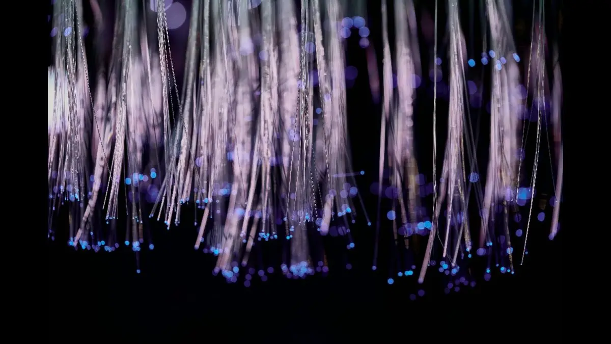 Scientists Trap Light In Layer 1,000x Thinner Than Hair: Study Scientists trap light in layer 1,000x thinner than hair: Study