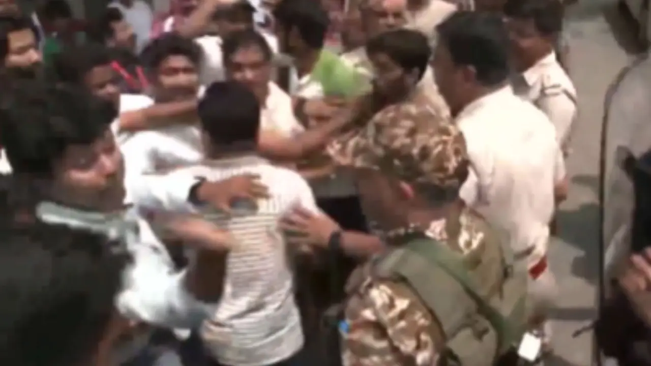 BREAKING: वोटिंग के दौरान मुर्शिदाबाद में झड़प, हुमायूं कबीर से भिड़े TMC कार्यकर्ता; बम फेंके जाने की भी खबर scuffle breaks out between TMC workers and AUJP founder Humayun Kabir Murshidabad.