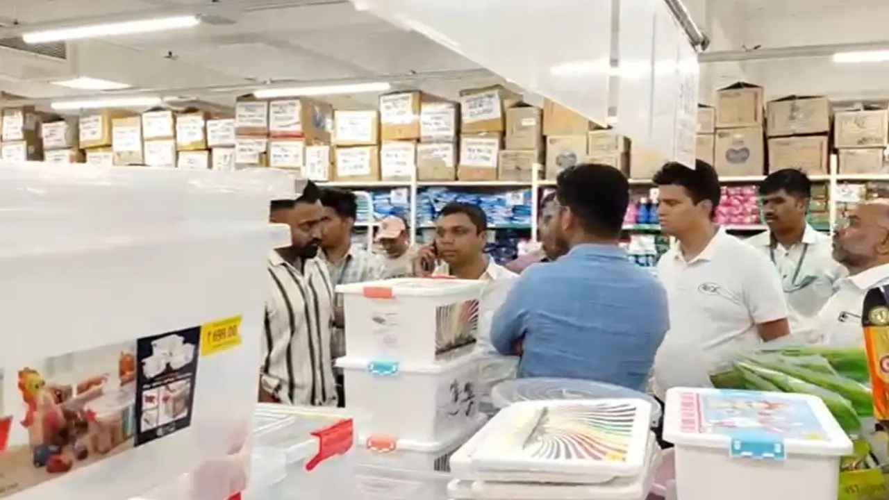 'अश्विन' से मुस्तफा बना शख्स... TCS कांड के बाद अब शिरडी के DMart स्टोर में धर्मांतरण को लेकर बवाल, हिंदू संगठनों ने खोला मोर्चा Shirdi Dmart Controversy