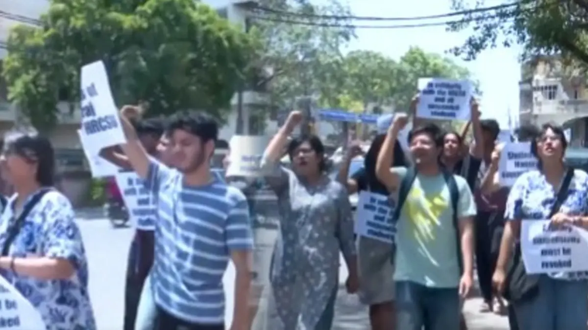 Students of Delhi's Hansraj College Stage Protest Over Suspension of 30 For 'Defaming Institute Through Social Media Platforms' Students of Delhi's Hansraj College Stage Protest Over Suspension of 30 For 'Defaming Institute Through Social Media Platforms'