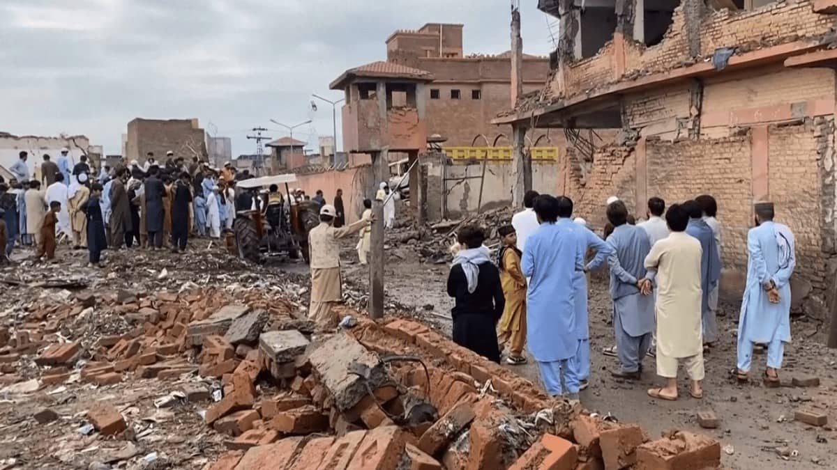 Suicide Bomber Rams Explosive-Laden Vehicle into Pakistan Police Station in Bannu, Kills 5