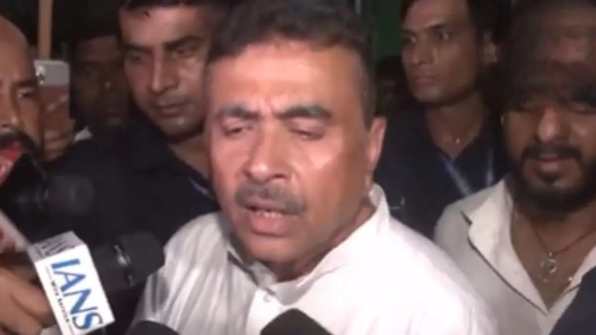 '15 साल नौकरी चोरी की, गाय तस्करी और तुष्टीकरण...', शुभेंदु अधिकारी ने CM ममता के भतीजे पर बोला हमला, बंगाल चुनाव में जुबानी जंग तेज Suvendu Adhikari Attacks CM Mamata's Nephew Abhishek Banerjee