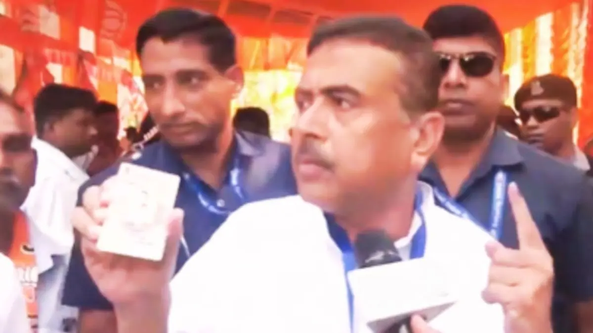 सफेद कुर्ता, आंखों में चश्मा... सुवेंदु अधिकारी ने वोटिंग के बाद दिखाया विक्ट्री साइन, बोले- परिवर्तन नहीं हुआ तो बंगाल से सनातन खत्म हो जाएगा Suvendu Adhikari casts his vote