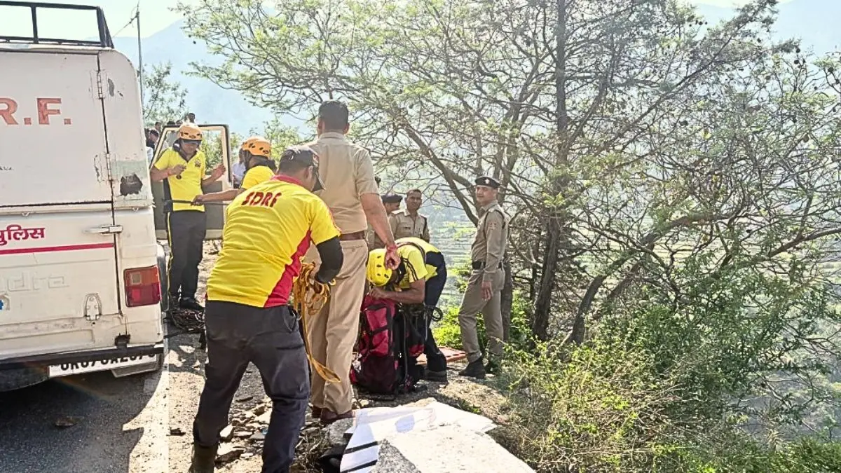 BREAKING: चंबा कोटी मार्ग पर भीषण सड़क हादसा, खाई में गिरा वाहन; 8 लोगों की दर्दनाक मौत, रेस्क्यू जारी Tehri road accident