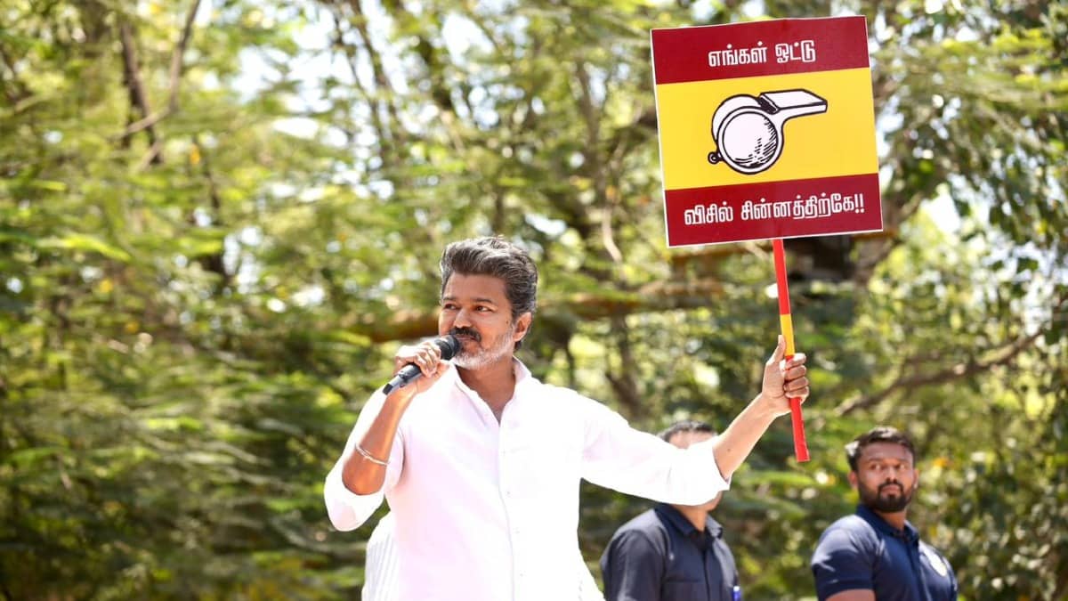 Thalapathy Vijay: त्रिची रोड शो में विजय को देखने के लिए लगी फैंस की भीड़, बाइक से गिरा कपल, तो एक्टर ने किया कुछ ऐसा…