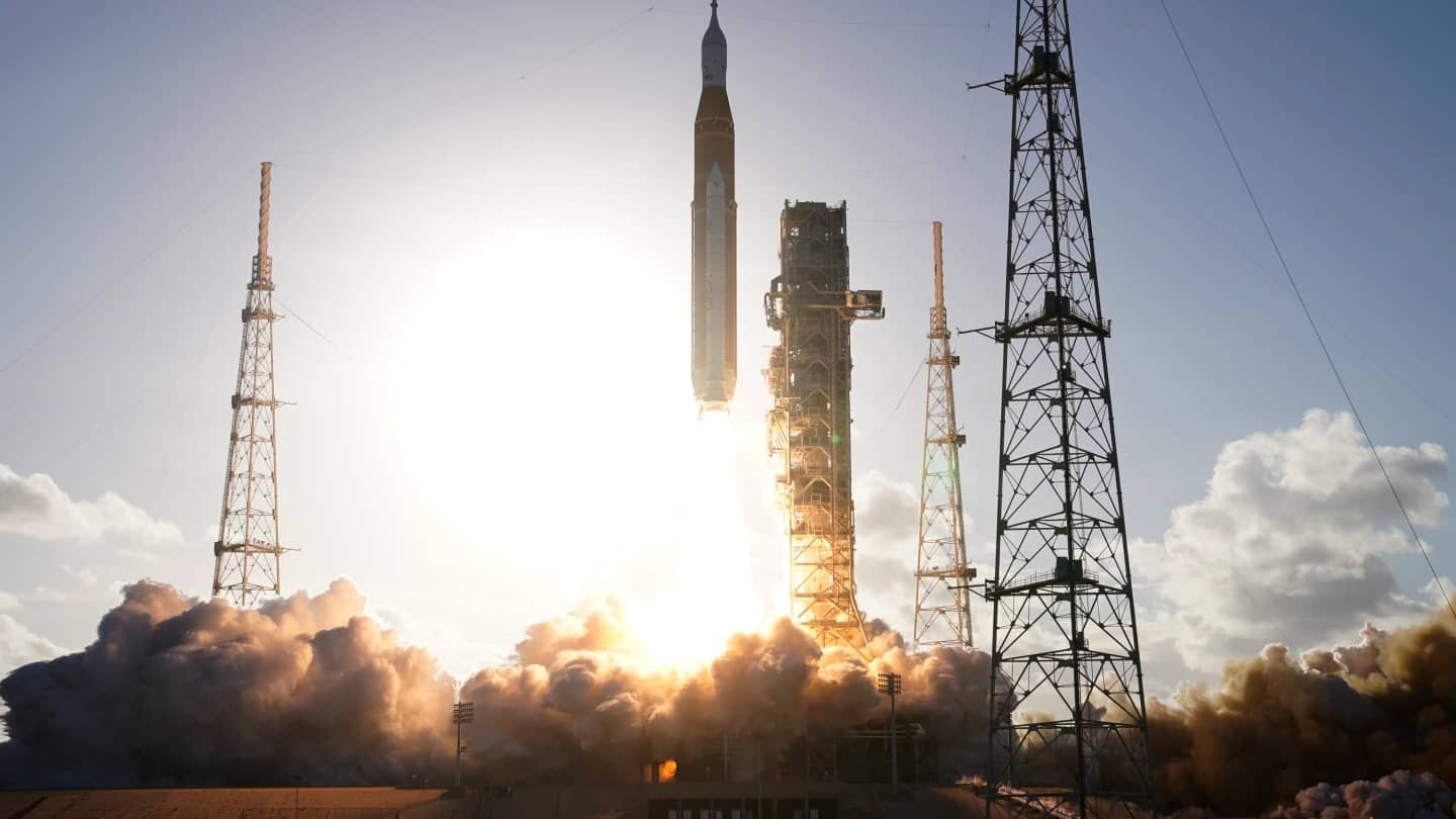 50 साल बाद फिर चांद की राह पर इंसान, NASA फिर से अंतरिक्ष में झंडा गाड़ने को तैयार, Artemis II मिशन सफलतापूर्वक लॉन्च