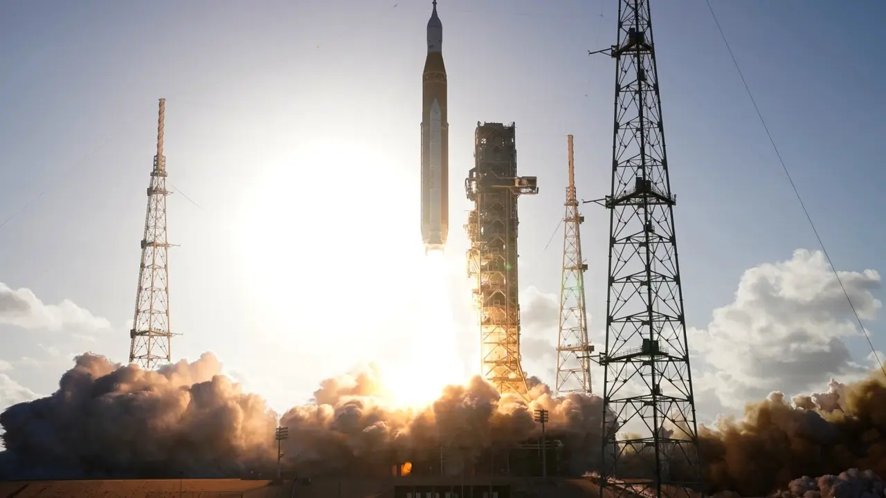 50 साल बाद फिर चांद की राह पर इंसान, NASA फिर से अंतरिक्ष में झंडा गाड़ने को तैयार, Artemis II मिशन सफलतापूर्वक लॉन्च The NASA Artemis II mission successfully launched the Space Launch System (SLS) rocket carrying the Orion spacecraft.