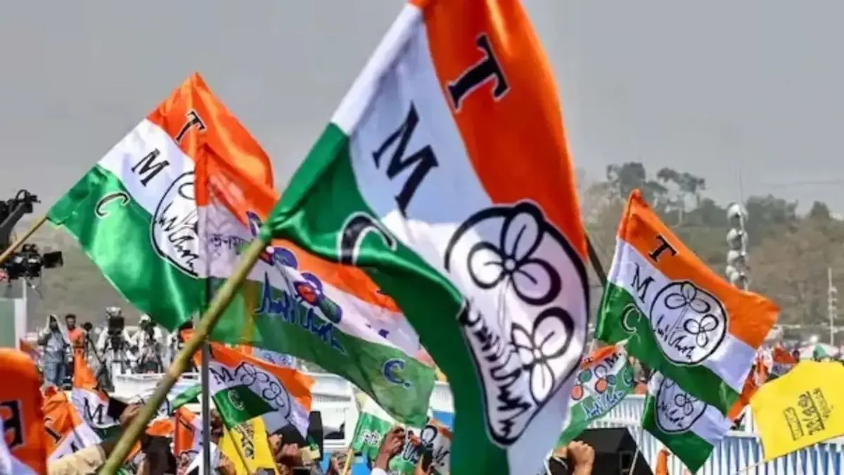 West Bengal Elections: BJP Workers Block TMC Vehicle in Bhabanipur, Allege Foul Play TMC workers beat up RSS workers in Behala