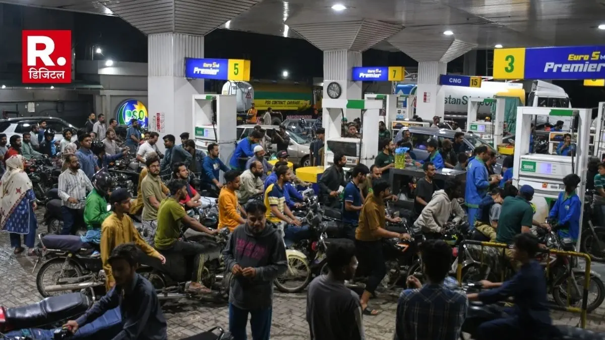 पाकिस्तान में ईंधन महंगाई का तूफान, यात्री और माल ढुलाई के किराए में रातोंरात 65% उछाल, आम आदमी की टूटेगी कमर Transport and freight fares in Pakistan have increased by up to 65 percent.