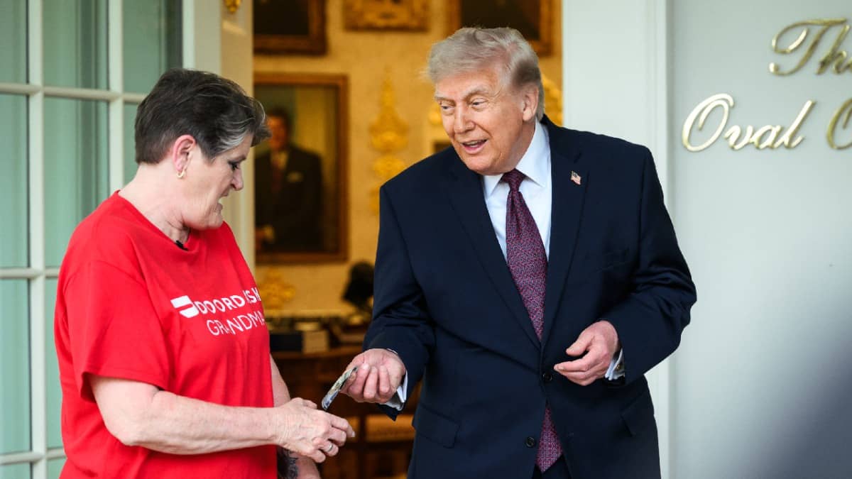 Trump Mcdonalds News: ट्रंप ने मंगवाया बर्गर, खुद किया रिसीव... फिर डिलीवरी करने आई महिला को दिया चौंकाने वाला तोहफा, VIDEO VIRAL