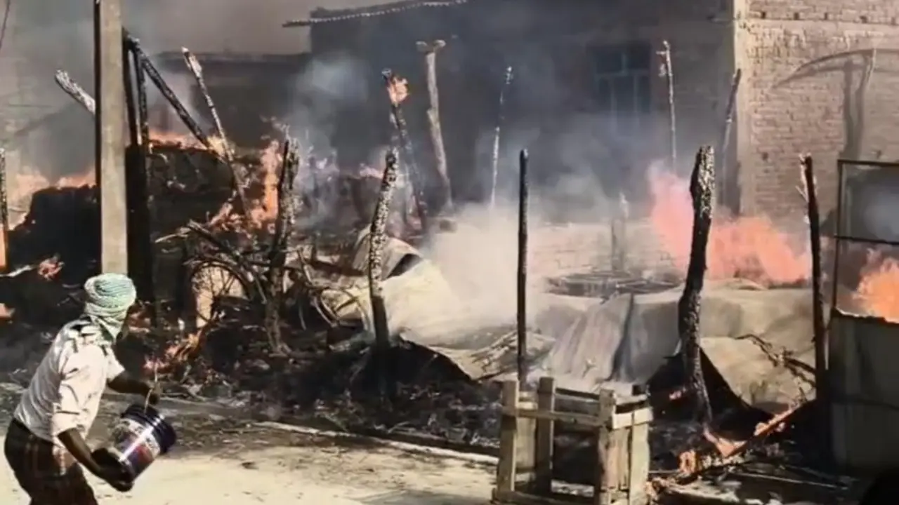 UP: साइलेंसर से निकली चिंगारी सूखे पत्ते पर गिरी, तेज हवा से आग ने लिया विक्राल रूप; भीषण अग्निकांड में 58 झोपड़ियां जलकर हुई राख UP